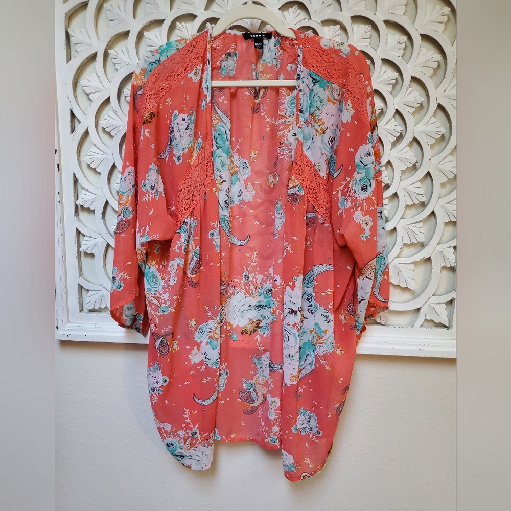 Torrid Peach & Blue Floral Kimono With Lace Detail Size 00/0